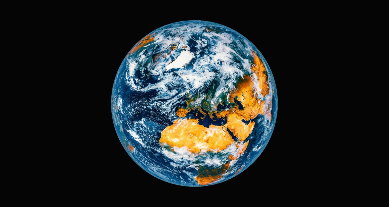 Planet Erde vom Weltraum aus mit sichtbaren Wolken und Landmassen, fotografiert aus großer Höhe.