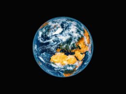 Planet Erde vom Weltraum aus mit sichtbaren Wolken und Landmassen, fotografiert aus großer Höhe.