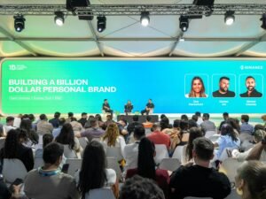Mehrere Experten diskutieren auf einer Bühne die wichtigsten Schritte zum Aufbau einer Milliarden-Dollar-Personenmarke.
