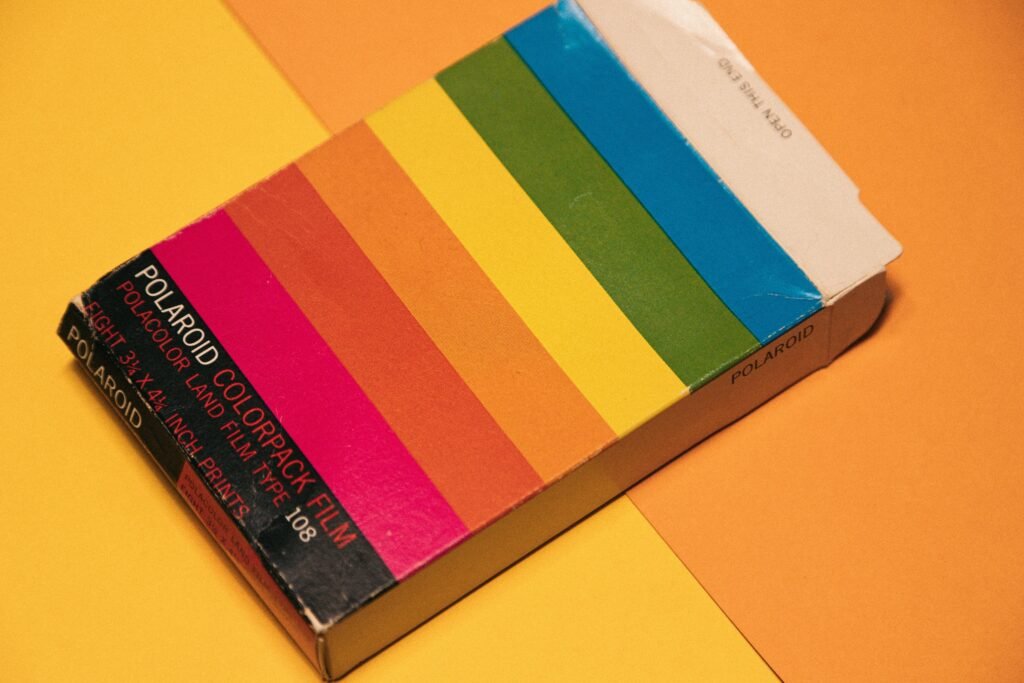 Polaroid Colorpack Film Box in Nahaufnahme auf einem Tisch, ideal für Beiträge über analoge Fotografie und Filmtrends