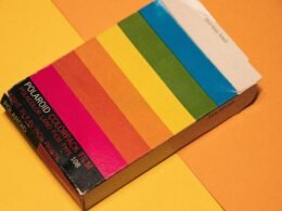 Polaroid Colorpack Film Box in Nahaufnahme auf einem Tisch, ideal für Beiträge über analoge Fotografie und Filmtrends