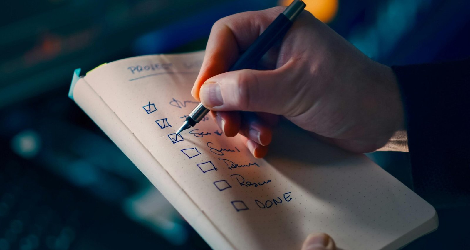 Hand markiert erledigte Aufgaben auf einer To-do-Liste, Fokus auf produktives Aufgabenmanagement im Alltag