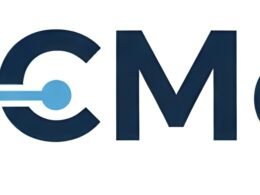 Qc med Logo kombiniert mit einer abstrahierten Herzschlag-Grafik auf hellem Hintergrund, dargestellt als digitales Design