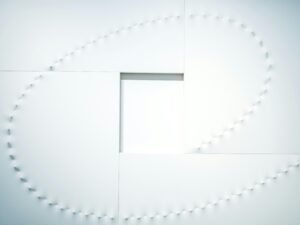 Quadratische Lochformation mit regelmäßig angeordneten Öffnungen und klaren Linien in neutralen Farbtönen