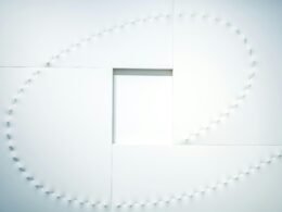 Detailaufnahme einer quadratischen Lochformation in einer ebenen Fläche, mit klarem Fokus auf die regelmäßigen Strukturen.