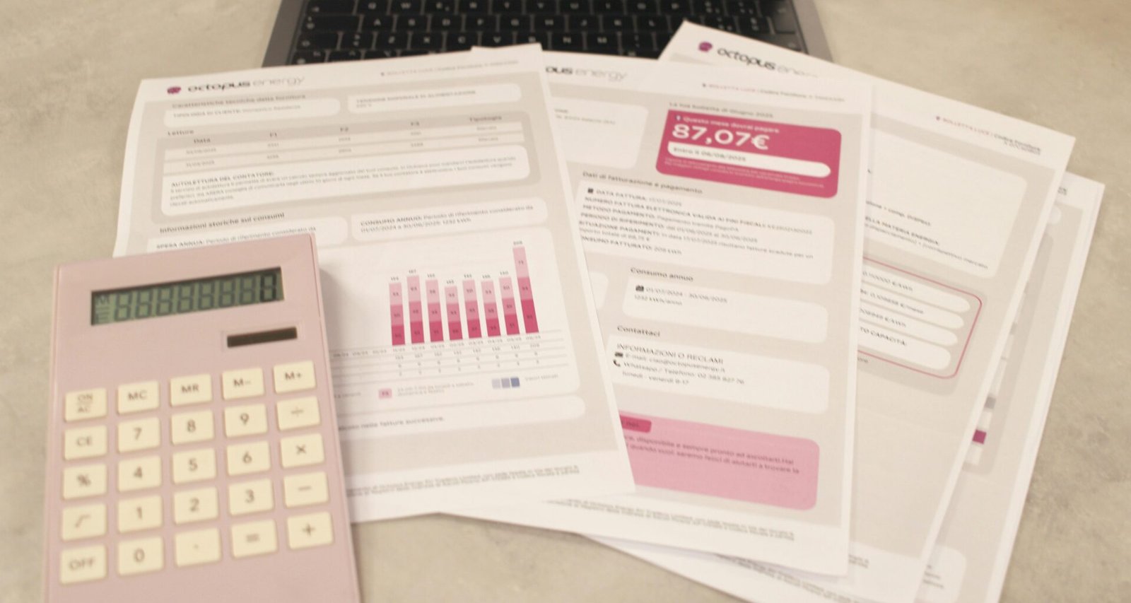Rechnungen, ein Taschenrechner und ein Laptop auf einem Schreibtisch – effiziente Bearbeitung finanzieller Aufgaben.