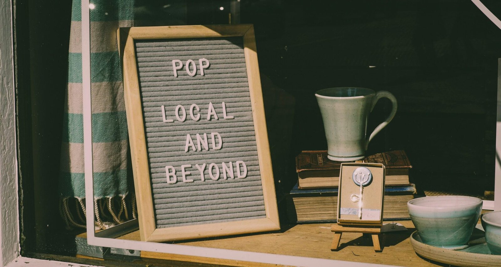 Rechteckiger brauner Holz-Fotorahmen, aufrecht stehend, geeignet für verschiedene Einrichtungsstile