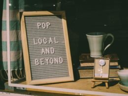 Rechteckiger brauner Holz-Fotorahmen, aufrecht stehend, geeignet für verschiedene Einrichtungsstile