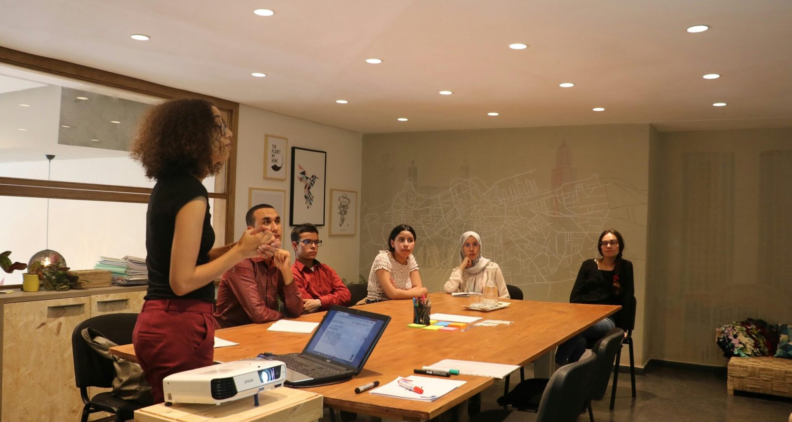 Rechteckiger brauner Holztisch mit klaren Linien, geeignet für Büros, Konferenzräume oder als Arbeitstisch im Homeoffice