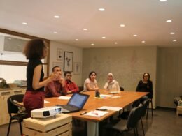 Rechteckiger brauner Holztisch mit klaren Linien, geeignet für Büros, Konferenzräume oder als Arbeitstisch im Homeoffice