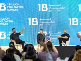 Mehrere Speaker präsentieren auf einer Bühne während des 1 Billion Followers Summit vor großem Publikum.