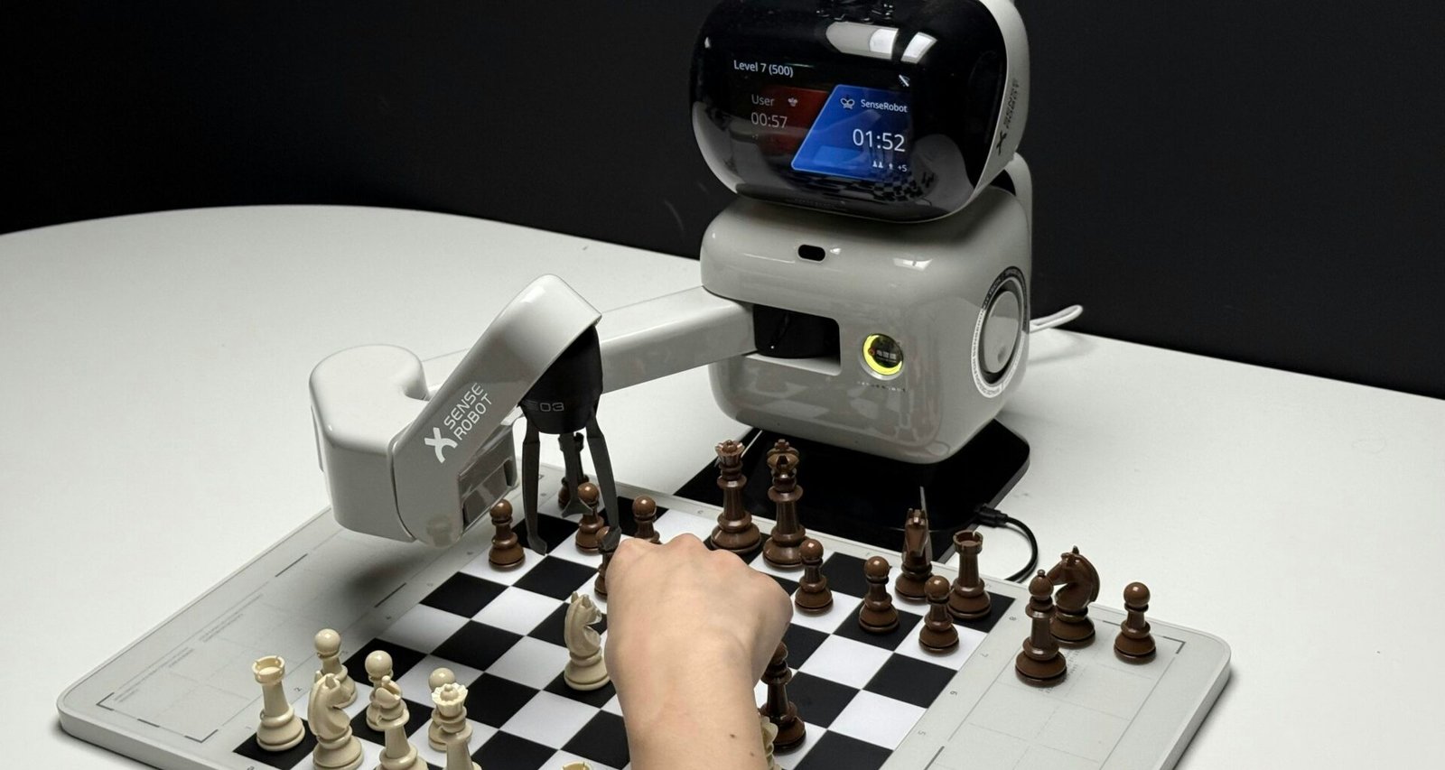 Roboterarm, der beim Schachspielen mit einer menschlichen Hand konkurriert, symbolisiert KI-Entwicklung und Technologie