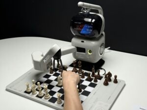 Roboterarm, der beim Schachspielen mit einer menschlichen Hand konkurriert, symbolisiert KI-Entwicklung und Technologie