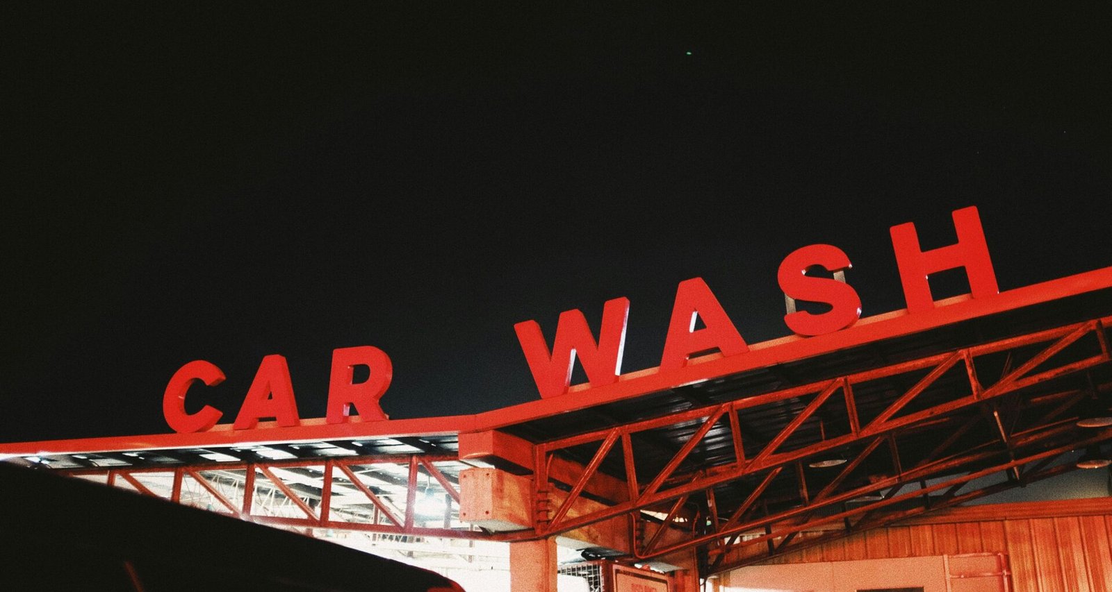 Ausgeschnittenes rotes Car Wash Schild auf einem Dach einer Autowaschanlage als Beispiel für auffällige Werbegestaltung