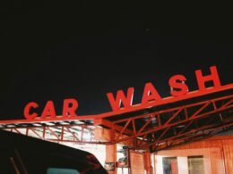 Ausgeschnittenes rotes Car Wash Schild auf einem Dach einer Autowaschanlage als Beispiel für auffällige Werbegestaltung