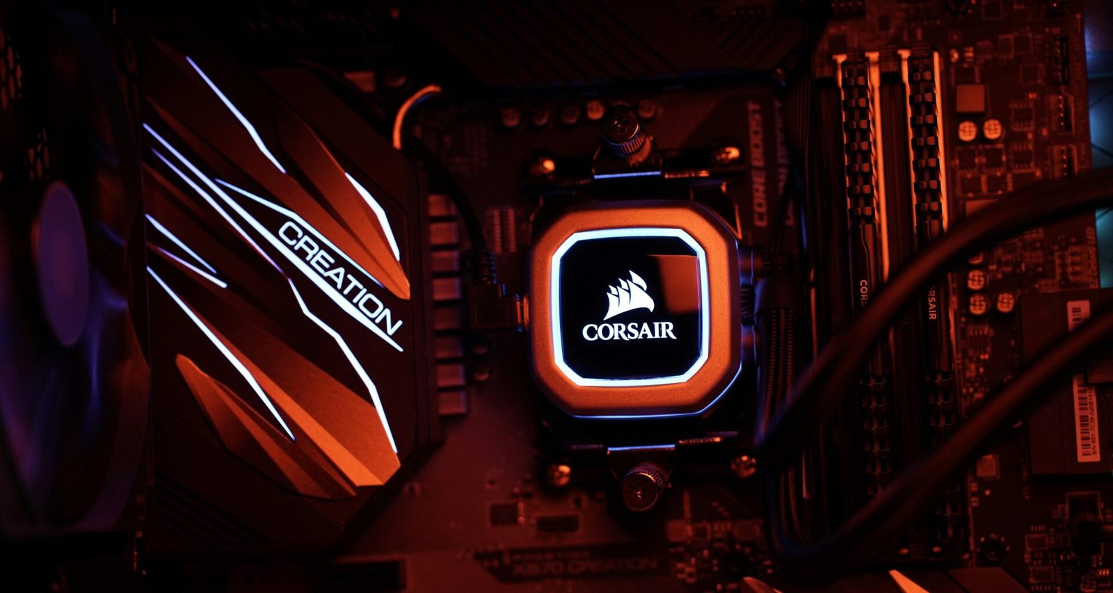 Ein rot-schwarzer Computer Tower mit moderner Hardware, abgelichtet in einer gut ausgeleuchteten, technischen Umgebung.