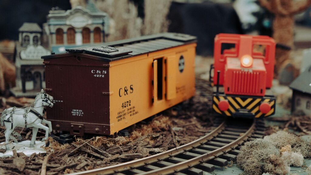 Roter und gelber Spielzeugzug mit sichtbaren Details, fotografiert auf einer ebenen Fläche für den Einsatz in Technik- oder Marketingartikeln