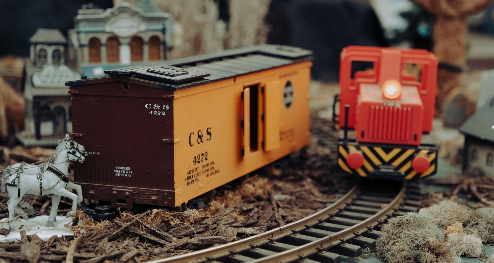 Roter und gelber Spielzeugzug mit sichtbaren Details, fotografiert auf einer ebenen Fläche für den Einsatz in Technik- oder Marketingartikeln