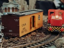 Roter und gelber Spielzeugzug mit sichtbaren Details, fotografiert auf einer ebenen Fläche für den Einsatz in Technik- oder Marketingartikeln