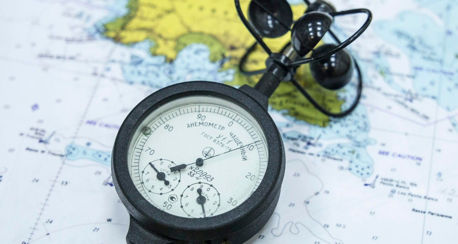 Runde analoge Armbanduhr in Schwarz und Silber auf dunklem Untergrund, Uhrzeit ist gut ablesbar.