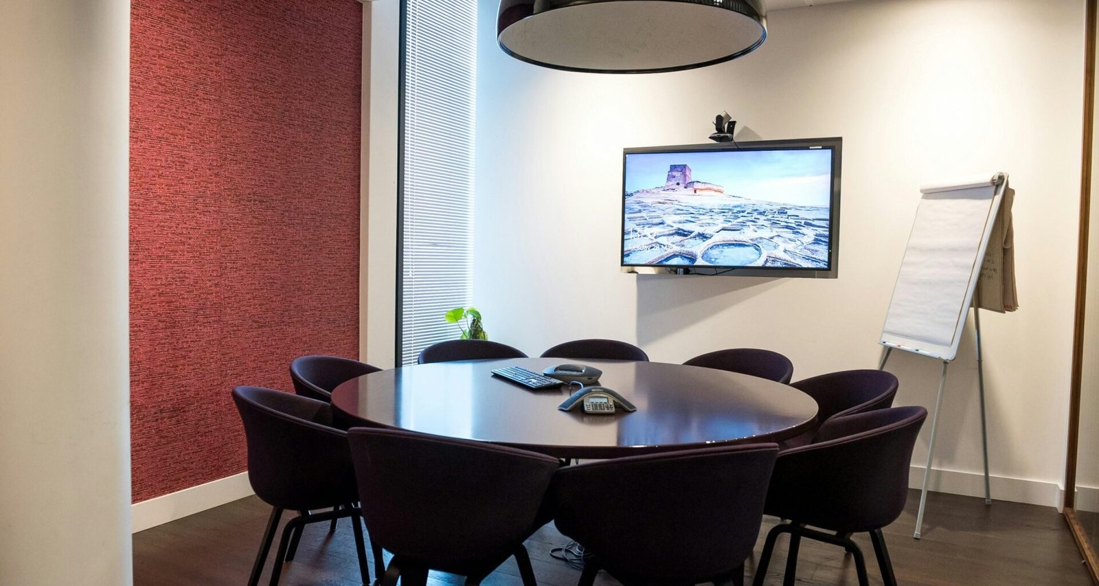 Rundes braunes Set aus Holz-Tisch und Stühlen, passend für Büro, Esszimmer oder Konferenzraum.