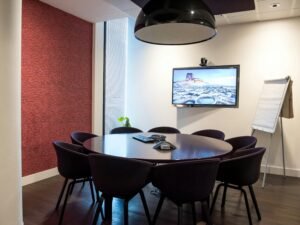 Rundes braunes Set aus Holz-Tisch und Stühlen, passend für Büro, Esszimmer oder Konferenzraum.