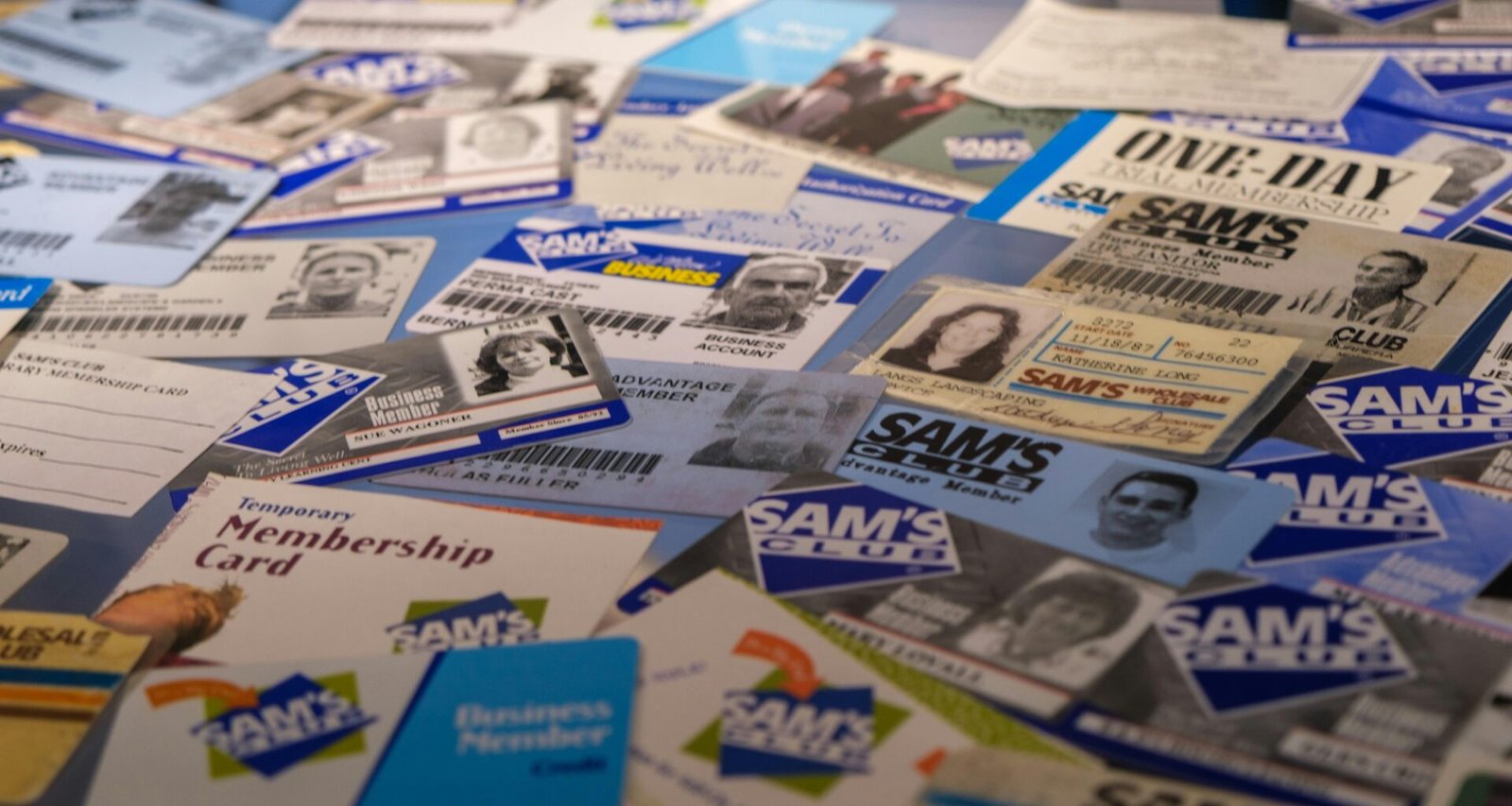 Mehrere Sam's Club Mitgliedskarten und Ausweise liegen nebeneinander und zeigen verschiedene Designs und Mitgliedsstufen.