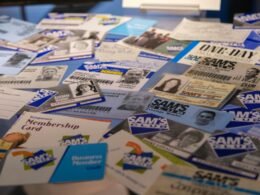 Mehrere Sam's Club Mitgliedskarten und Ausweise liegen nebeneinander und zeigen verschiedene Designs und Mitgliedsstufen.