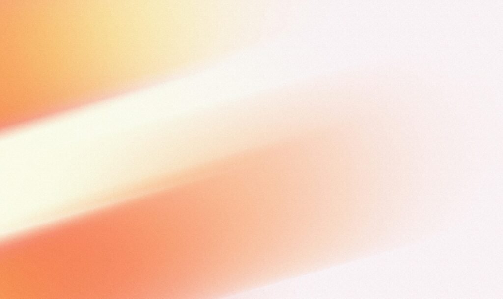 Weicher orangener und weißer Farbverlauf mit abstrakter, fließender Struktur als neutraler Hintergrund.
