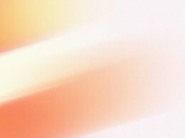 Weicher orangener und weißer Farbverlauf mit abstrakter, fließender Struktur als neutraler Hintergrund.