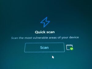 Ein Quick Scan Button mittig vor einem einfarbigen blauen Hintergrund, Fokus auf Klarheit und simples Benutzerinterface.