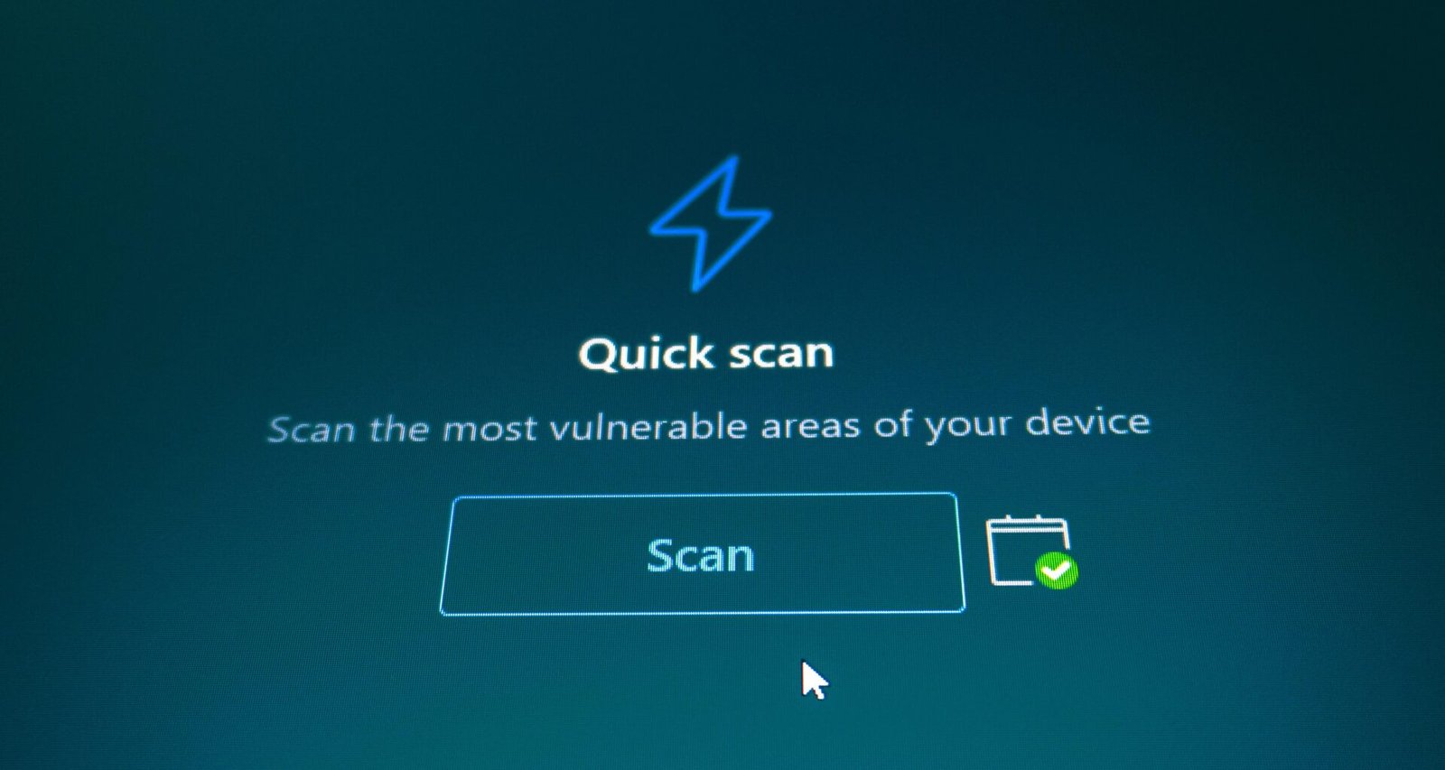 Nahaufnahme eines Quick-Scan-Buttons auf einem kräftig blauen Hintergrund, geeignet für Artikel zu Technik oder Digitalisierung.