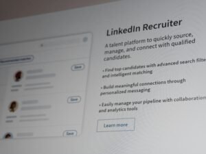 Dashboard der LinkedIn Recruiter Plattform mit Suchfunktionen und Kandidatenprofilen auf einem Computerbildschirm
