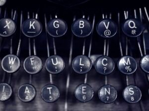 Detailansicht der runden Tasten einer klassischen Schreibmaschine, mechanische Tasten in Nahaufnahme für Technikthemen