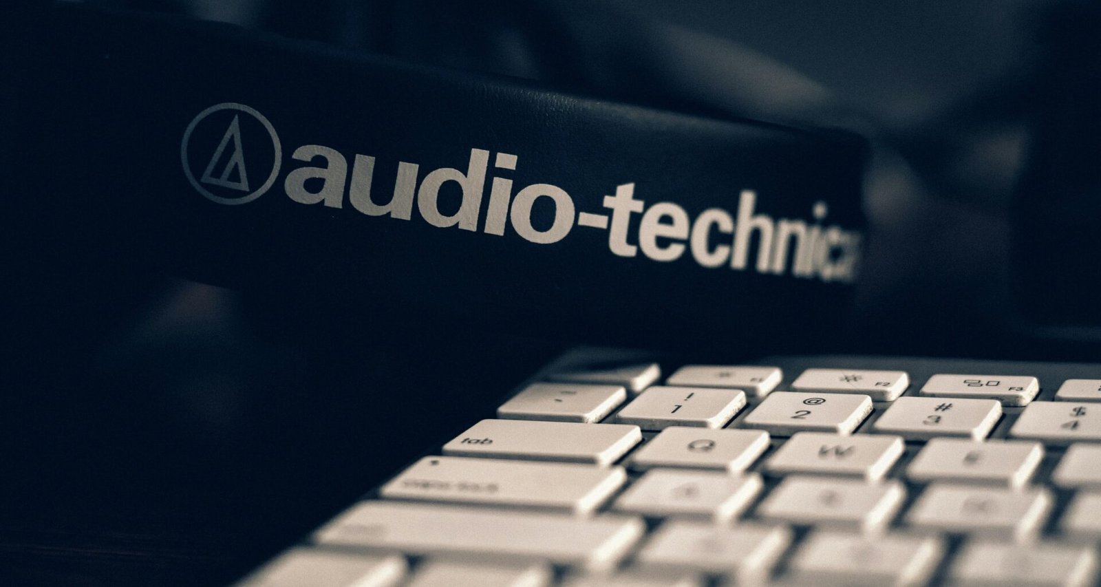 Schwarze Audio-Technica Kopfhörer in Großaufnahme, geeignet für Musikliebhaber und professionelle Anwendungen im Büro.