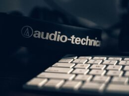 Schwarze Audio-Technica Kopfhörer in Großaufnahme, geeignet für Musikliebhaber und professionelle Anwendungen im Büro.