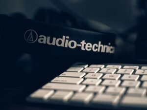 Schwarze Audio-Technica Kopfhörer in Großaufnahme, geeignet für Musikliebhaber und professionelle Anwendungen im Büro.