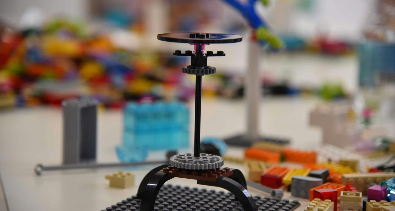 Schwarzes und blaues Lego-Spielzeug auf heller Fläche, Nahaufnahme zur Darstellung kreativer Bausteine