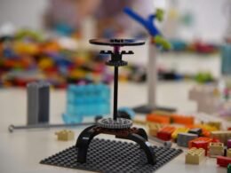 Schwarzes und blaues Lego-Spielzeug auf heller Fläche, Nahaufnahme zur Darstellung kreativer Bausteine