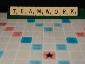 Detailaufnahme eines schwarzen und braunen karierte Textils, Fokus auf Struktur und Muster der Fasern