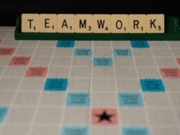 Schwarz-braunes kariertes Textil, Nahaufnahme eines gemusterten Stoffgewebes mit Fokus auf Struktur und Farbkombination