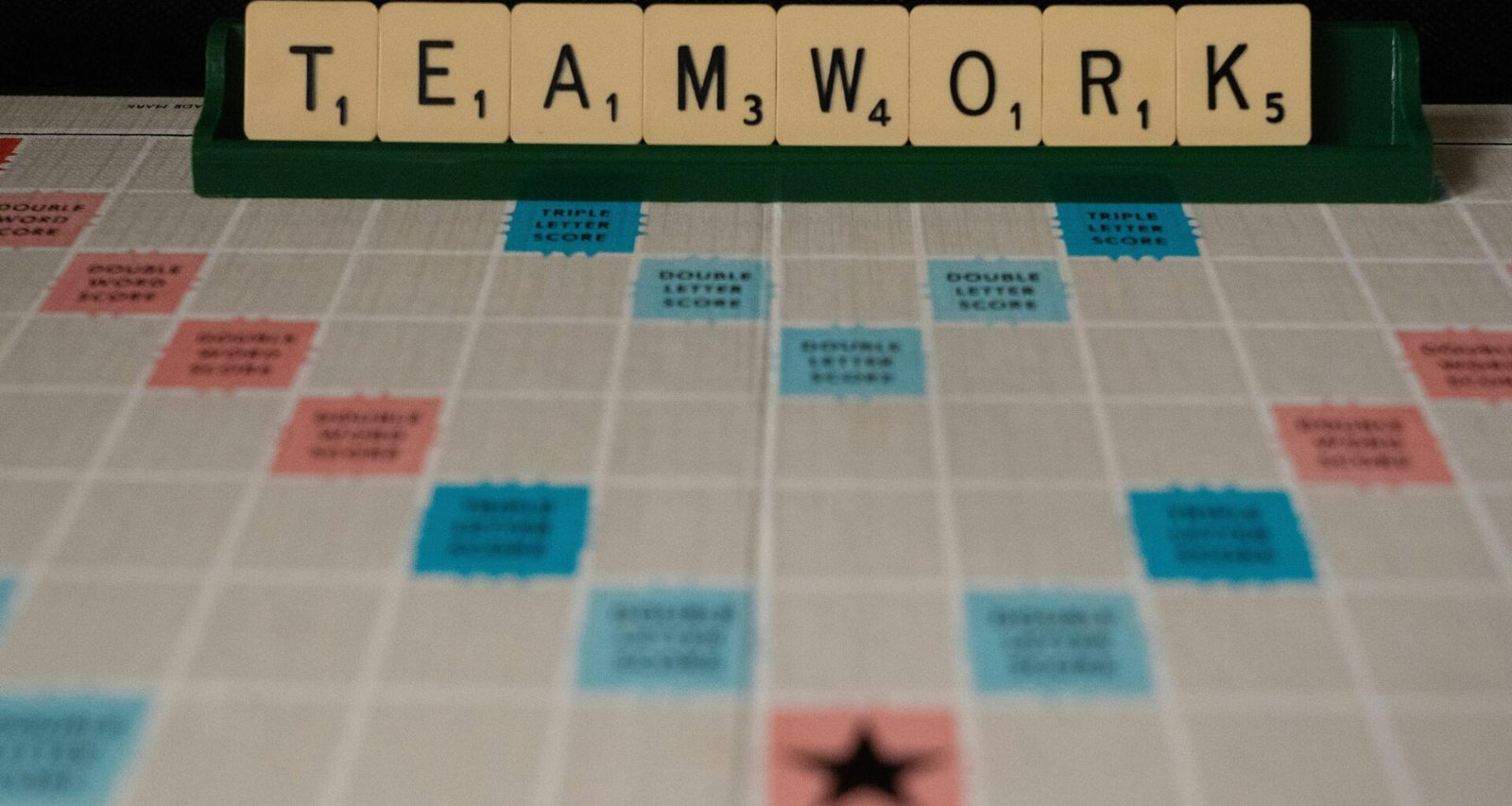 Schwarz-braunes, kariertes Textilgewebe mit deutlich erkennbaren Nähten und strukturierter Oberfläche.