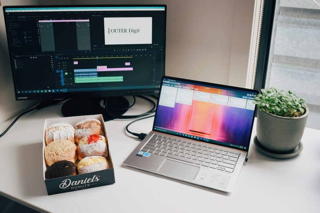 Schwarzes und graues Laptop auf weißer Tischplatte, ideal für Homeoffice oder moderne Arbeitsumgebung abgebildet