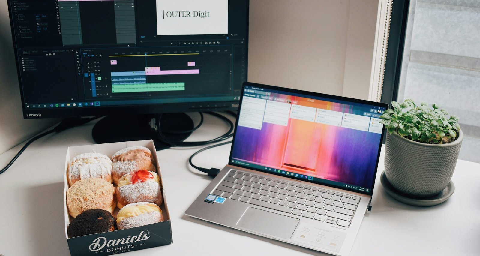 Schwarzes und graues Laptop auf weißer Tischplatte, ideal für Homeoffice oder moderne Arbeitsumgebung abgebildet