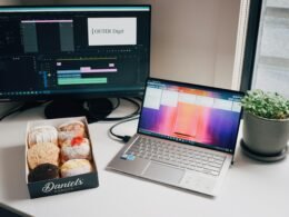 Schwarzes und graues Laptop auf weißer Tischplatte, ideal für Homeoffice oder moderne Arbeitsumgebung abgebildet