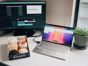 Schwarzes und graues Laptop auf weißer Tischplatte, ideal für Homeoffice oder moderne Arbeitsumgebung abgebildet