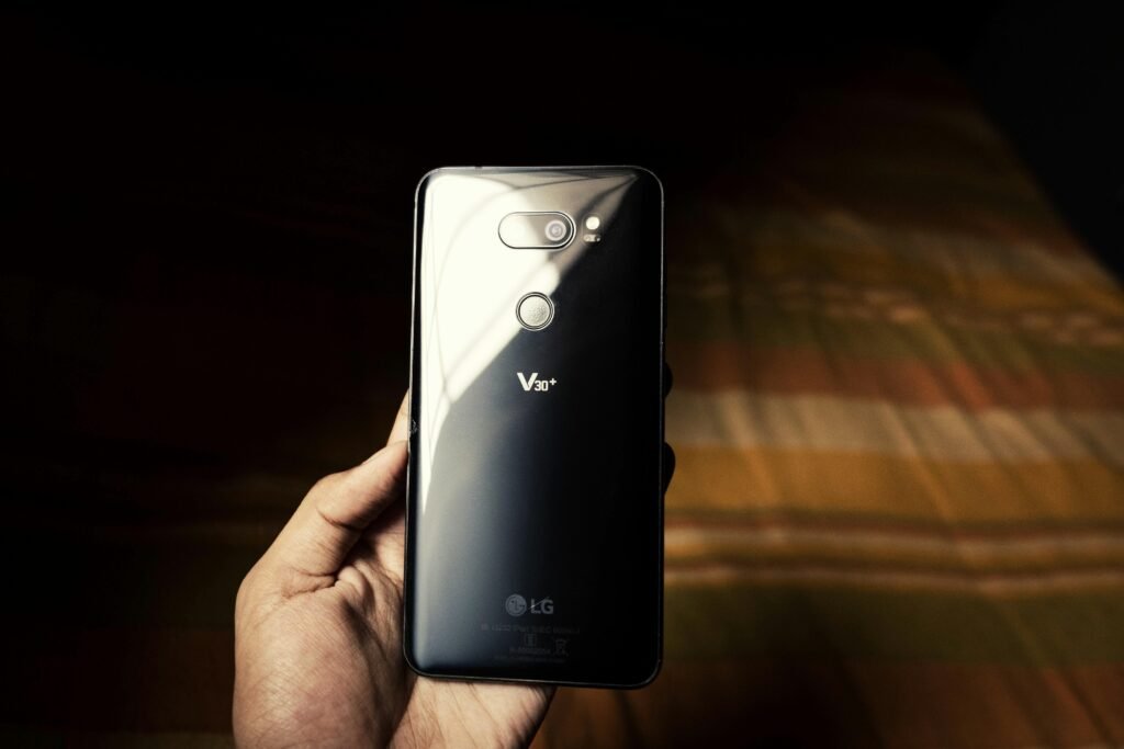 Ein schwarzes Samsung Galaxy S6 liegt auf einer ebenen Fläche und zeigt das minimalistische Smartphone-Design in Nahaufnahme.
