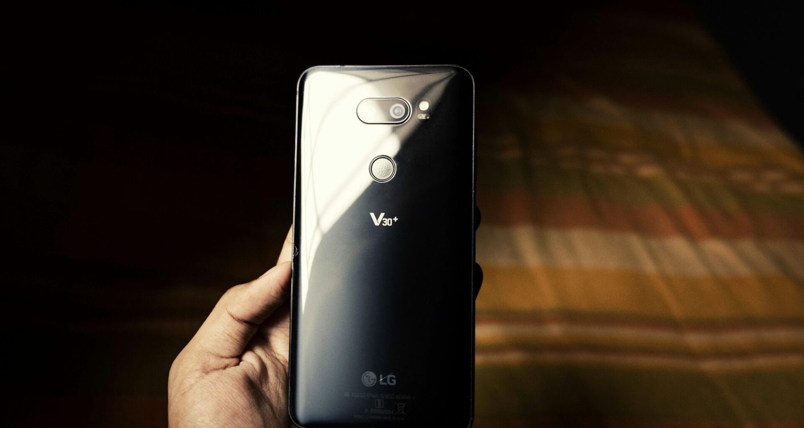 Ein schwarzes Samsung Galaxy S6 liegt auf einer ebenen Fläche und zeigt das minimalistische Smartphone-Design in Nahaufnahme.