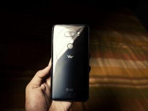 Ein schwarzes Samsung Galaxy S6 liegt auf einer ebenen Fläche und zeigt das minimalistische Smartphone-Design in Nahaufnahme.