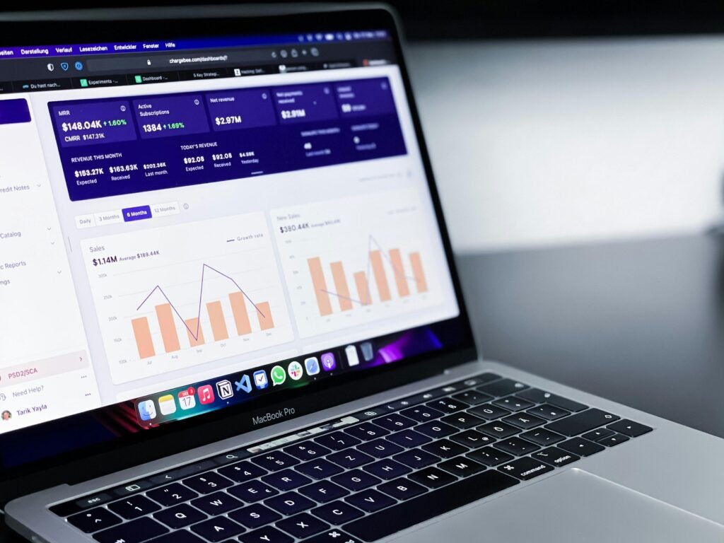 Schwarz-silbernes Laptop auf einem Tisch, geöffnet und bereit zur Nutzung, passend für digitale und technologische Themen